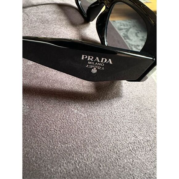 😎🔥PRADA  iconic classic sunglasses, sleek black design , And all one piece mak - Picture 12 of 15